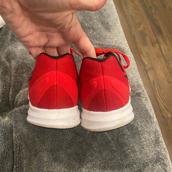 BARELY USED NIKES - Picture 3 of 5